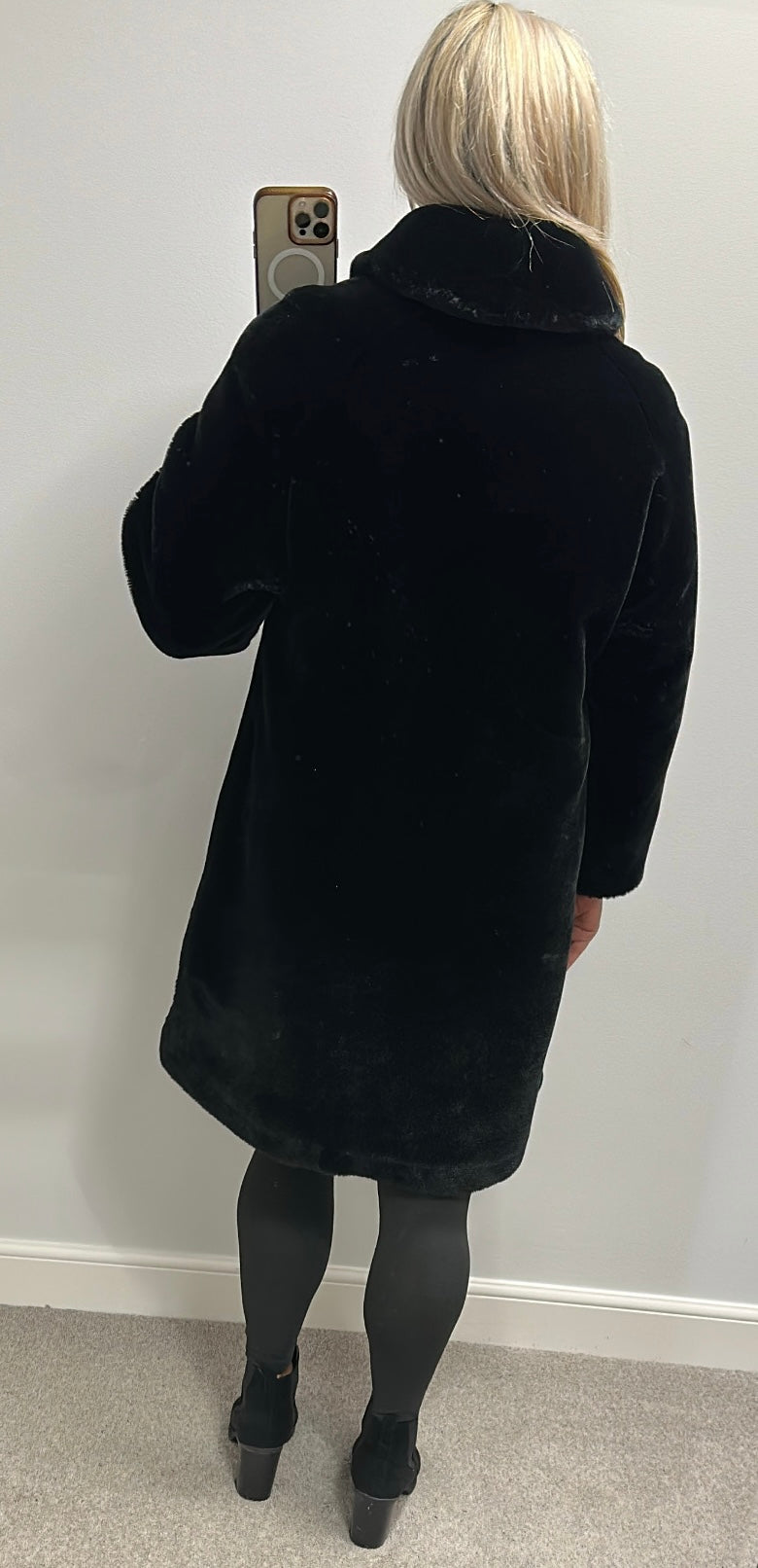 Donna DAMO Black faux fur jacket would fit upto size 12