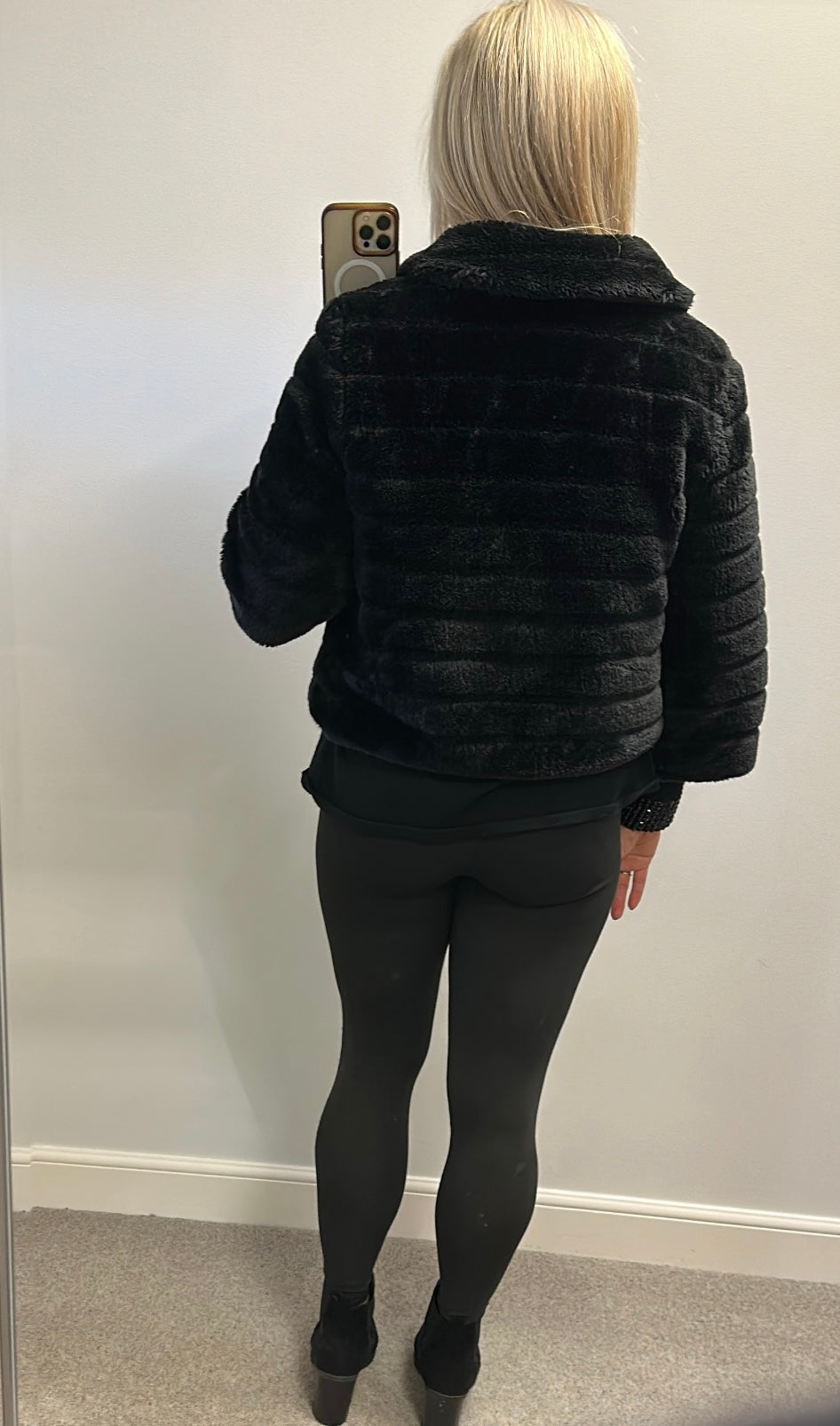 Max outerwear Black faux fur jacket small Size 16