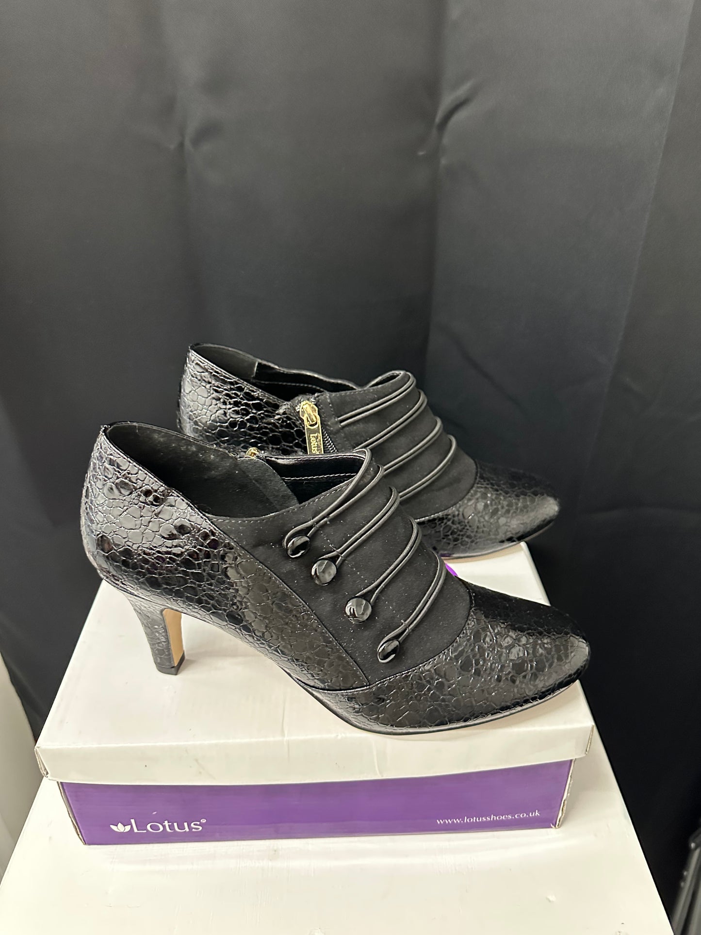 Lotus Ivy black patent leather shoes size 8 brand new