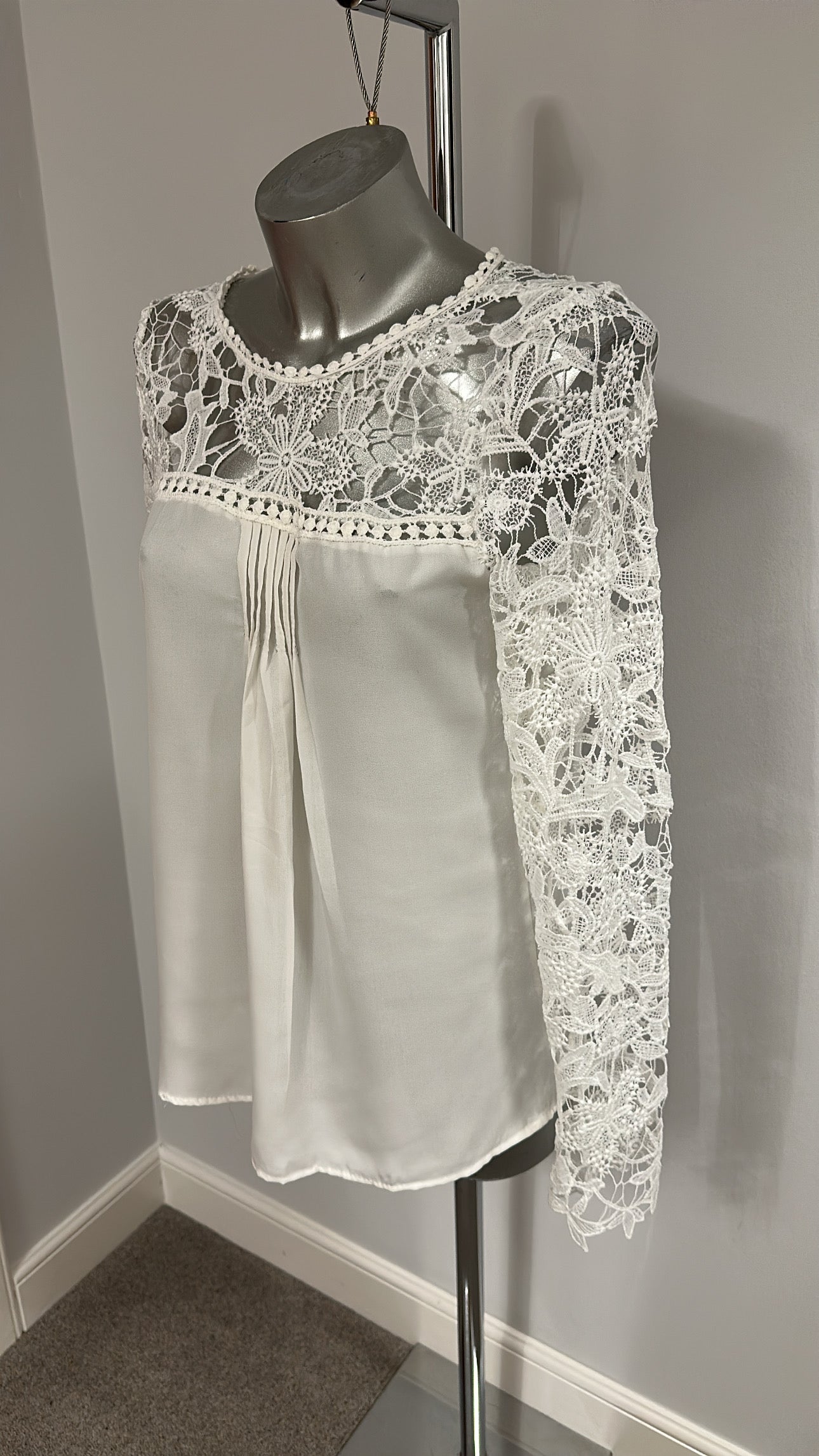 Off white lace sleeve blouse one size fitting upto size 12
