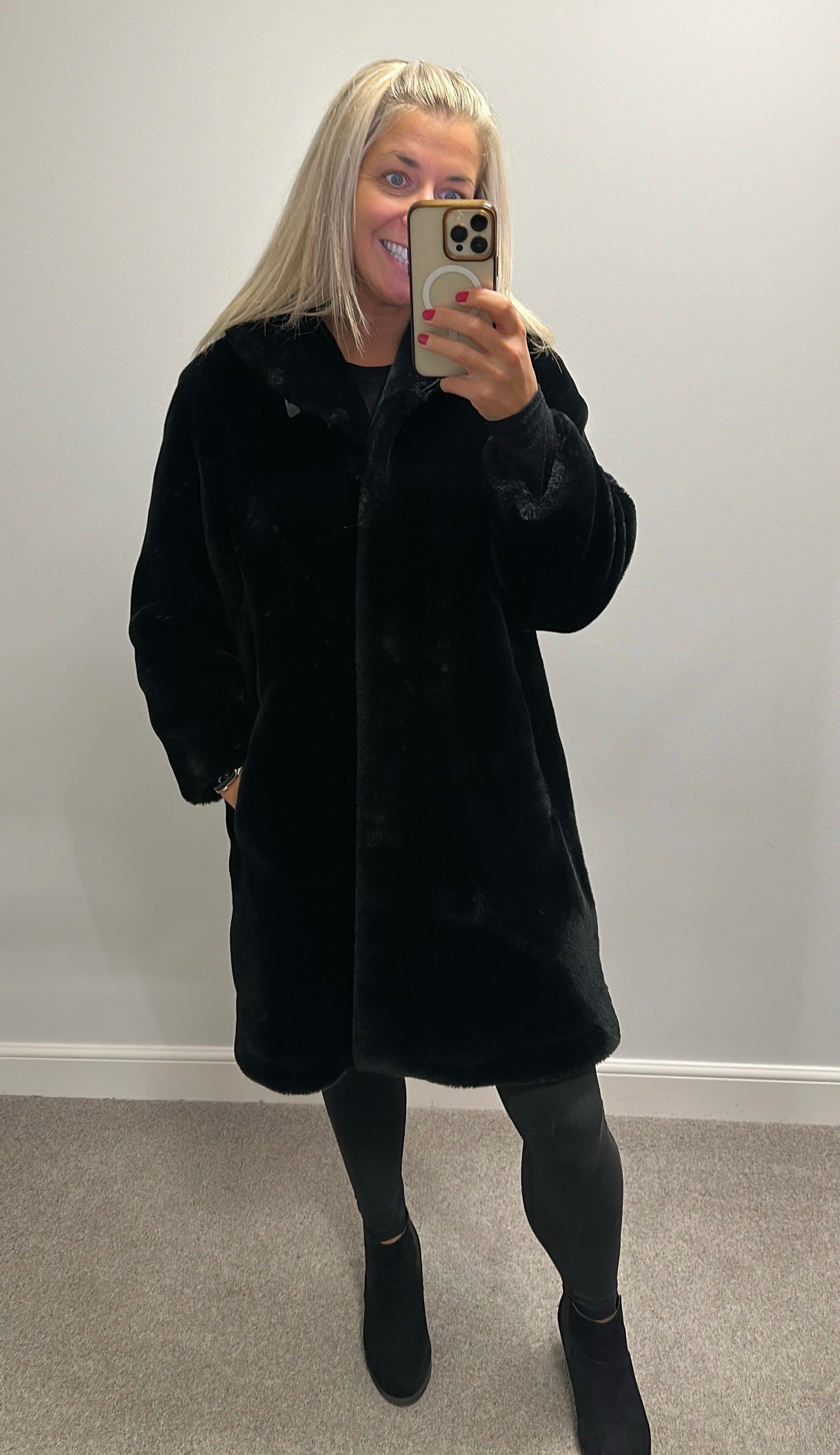 Donna DAMO Black faux fur jacket would fit upto size 12