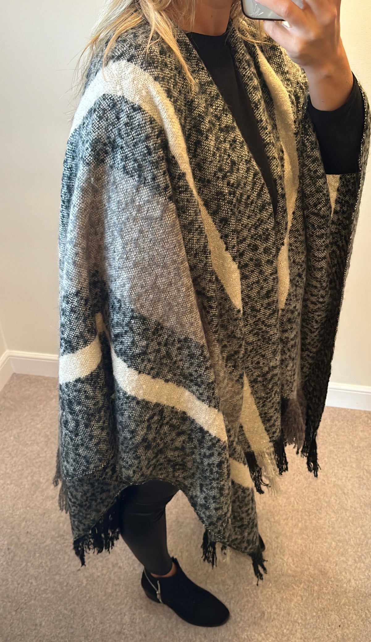 Grey / black poncho / scarf