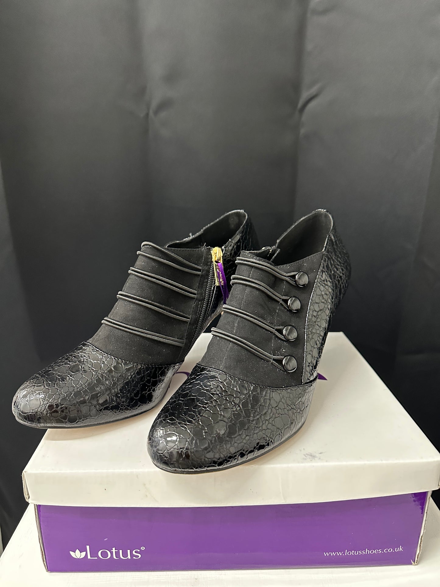 Lotus Ivy black patent leather shoes size 8 brand new