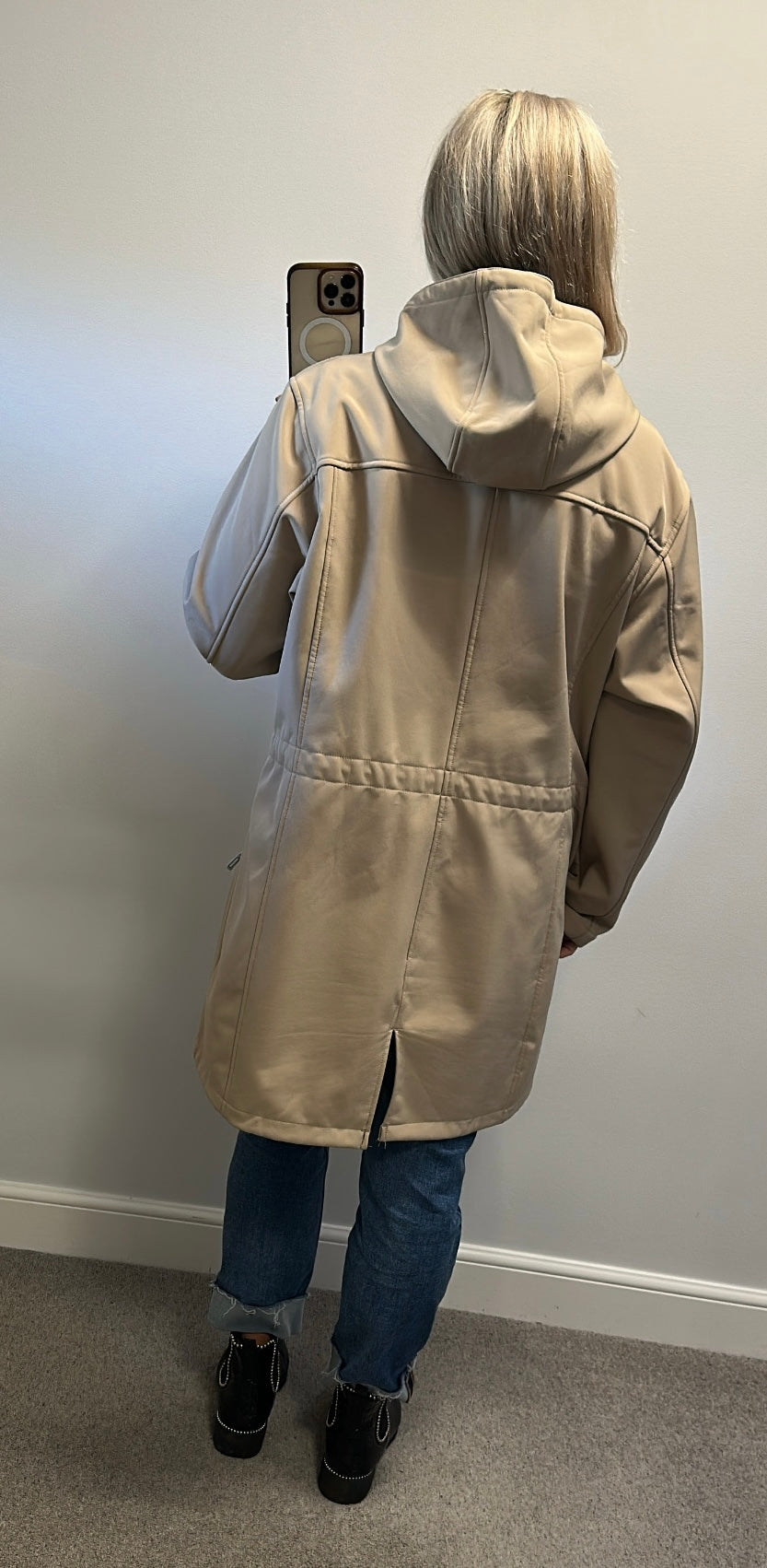Outdoor ventures beige jacket with toggles to sinch in at the waist size XXL would fit upto size 18