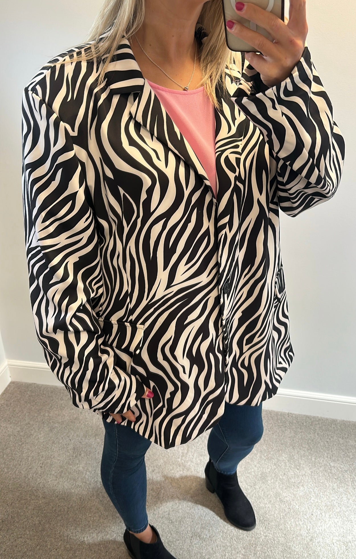Milanzi black and white print blazer size XL would fit 16 - 20