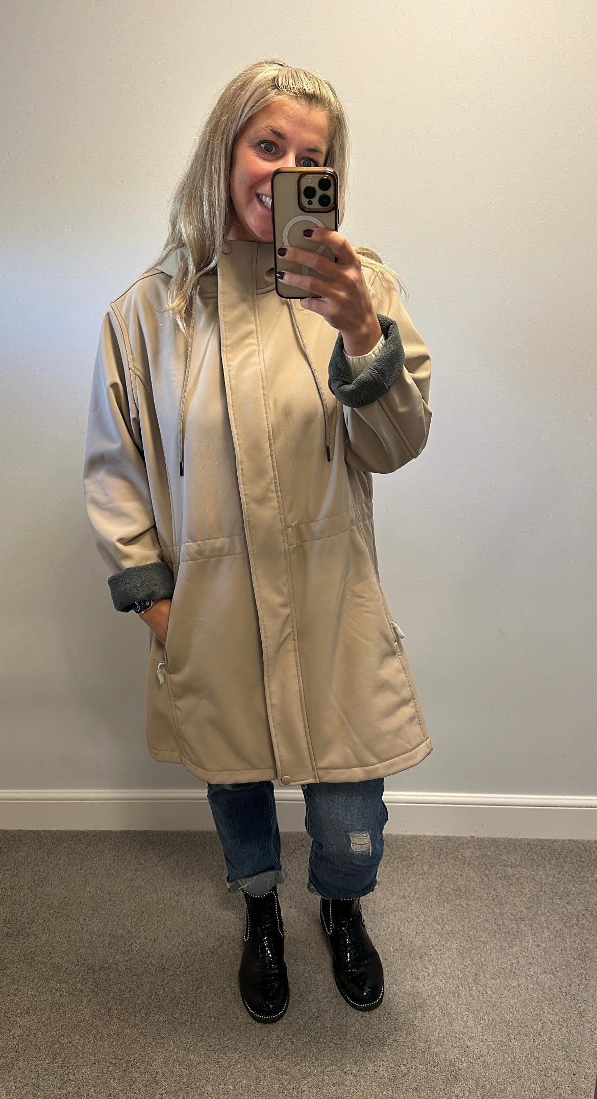 Outdoor ventures beige jacket with toggles to sinch in at the waist size XXL would fit upto size 18