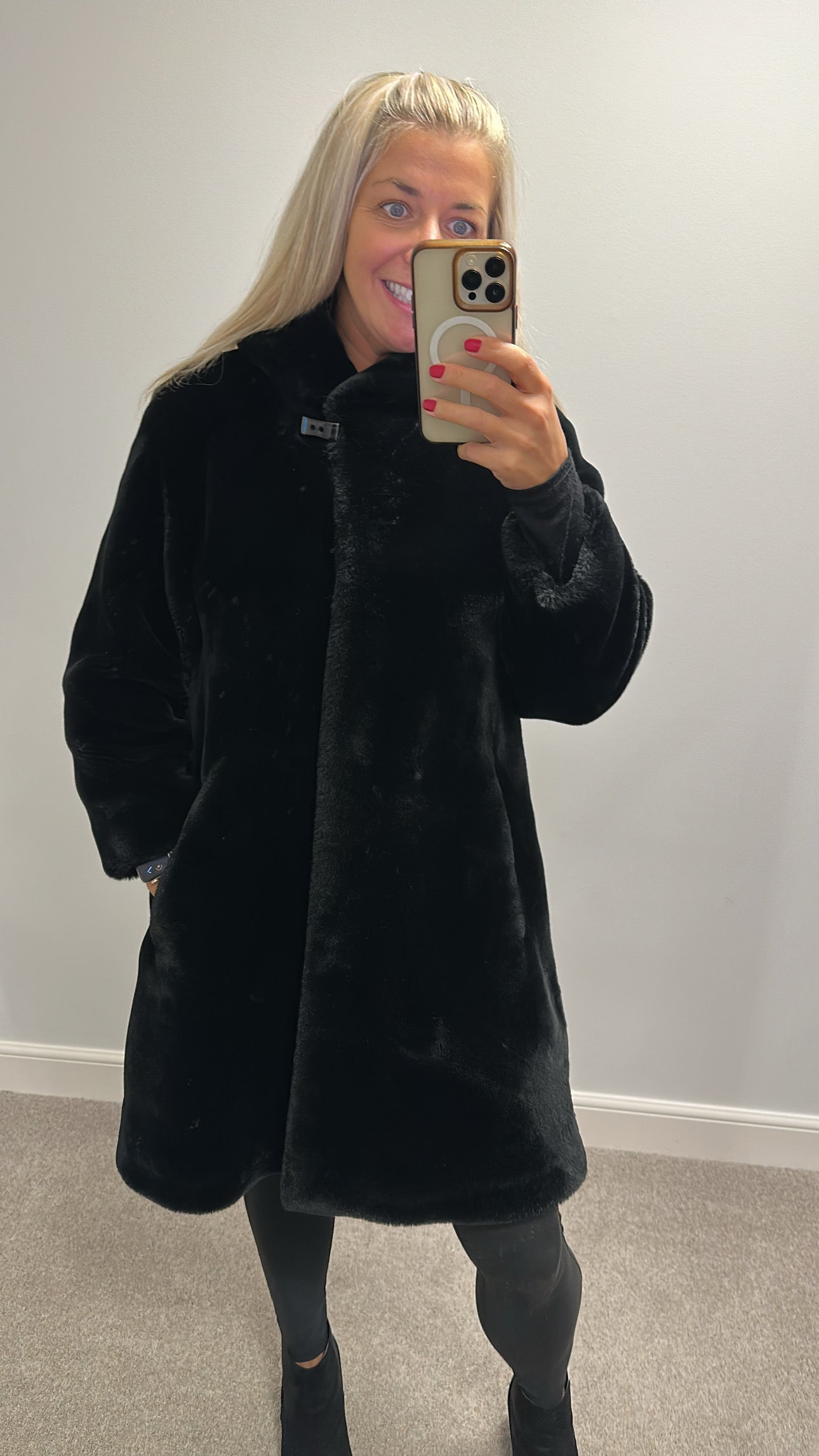 Donna DAMO Black faux fur jacket would fit upto size 12