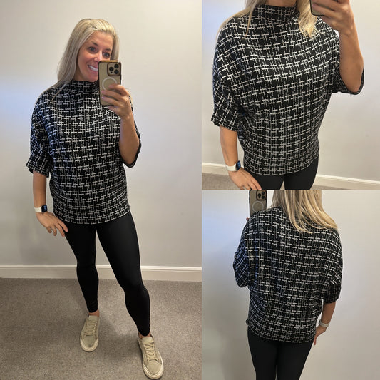 QED London black and white print jumper size M/L would fit upto size 16