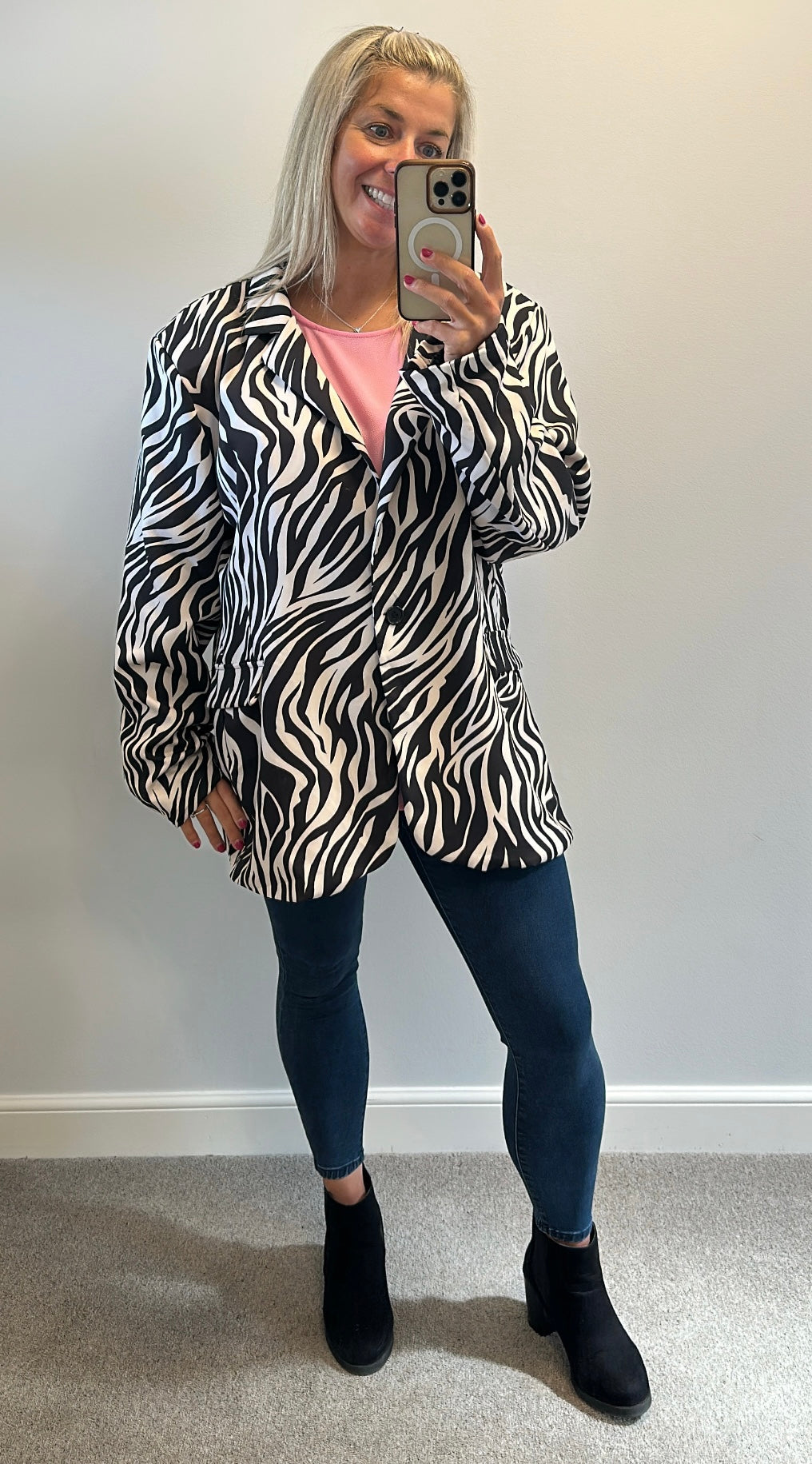 Milanzi black and white print blazer size XL would fit 16 - 20