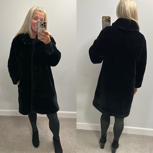 Donna DAMO Black faux fur jacket would fit upto size 12