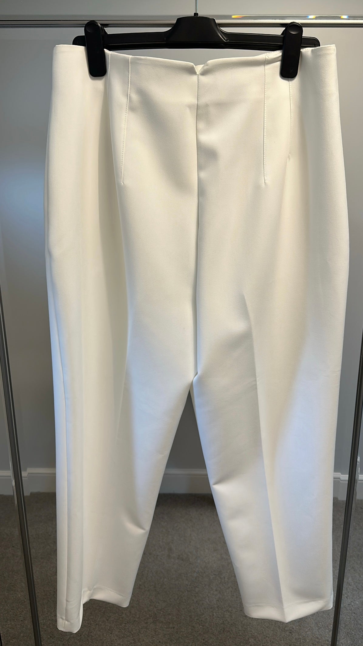 Zara white 3/4 length trousers size XXL would fit upto size 16 brand new with tags