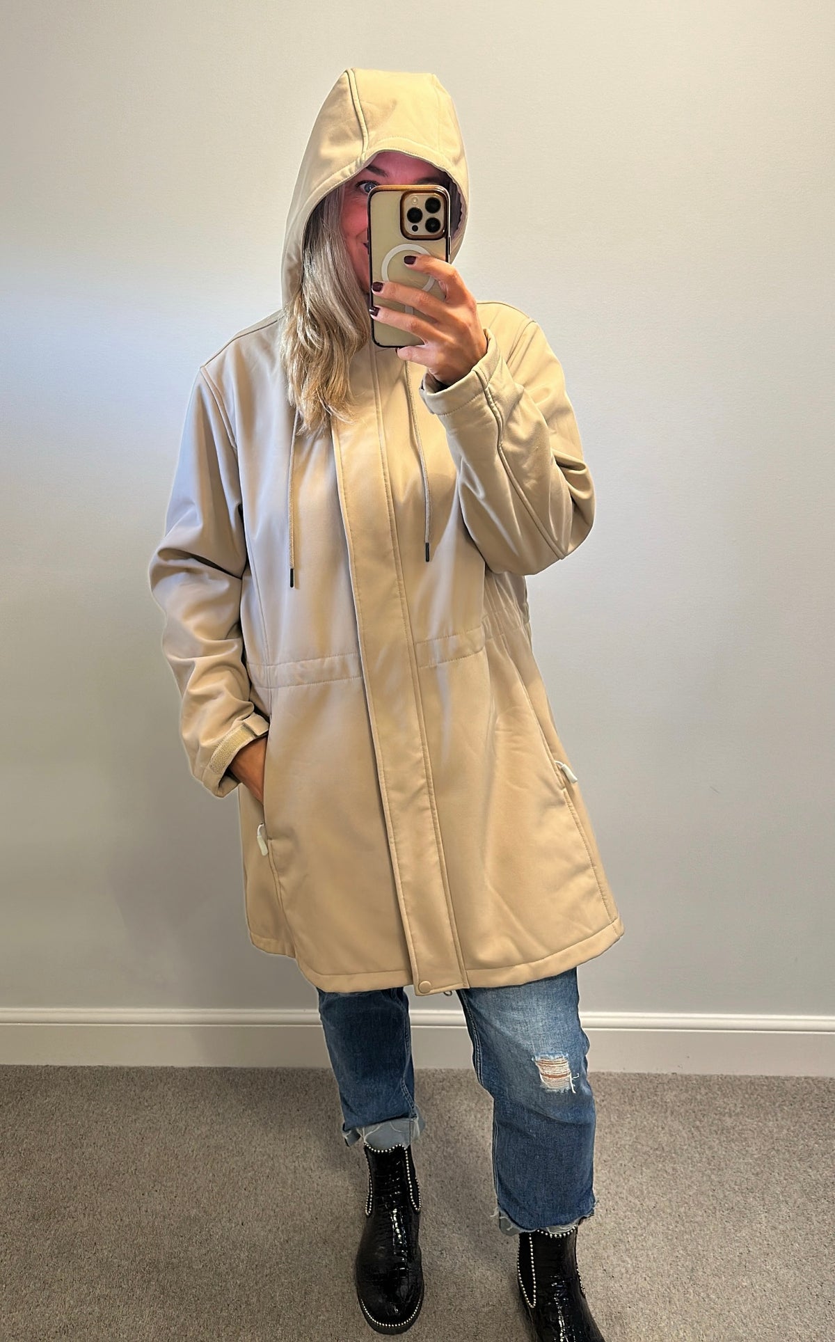 Outdoor ventures beige jacket with toggles to sinch in at the waist size XXL would fit upto size 18