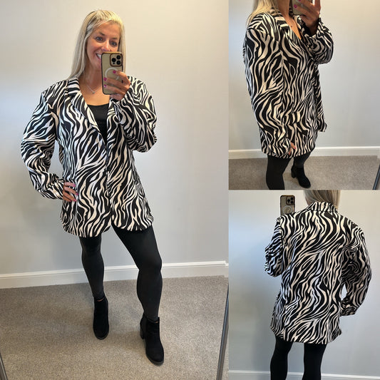 Milanzi black and white print blazer size XL (fit size 16-20+)