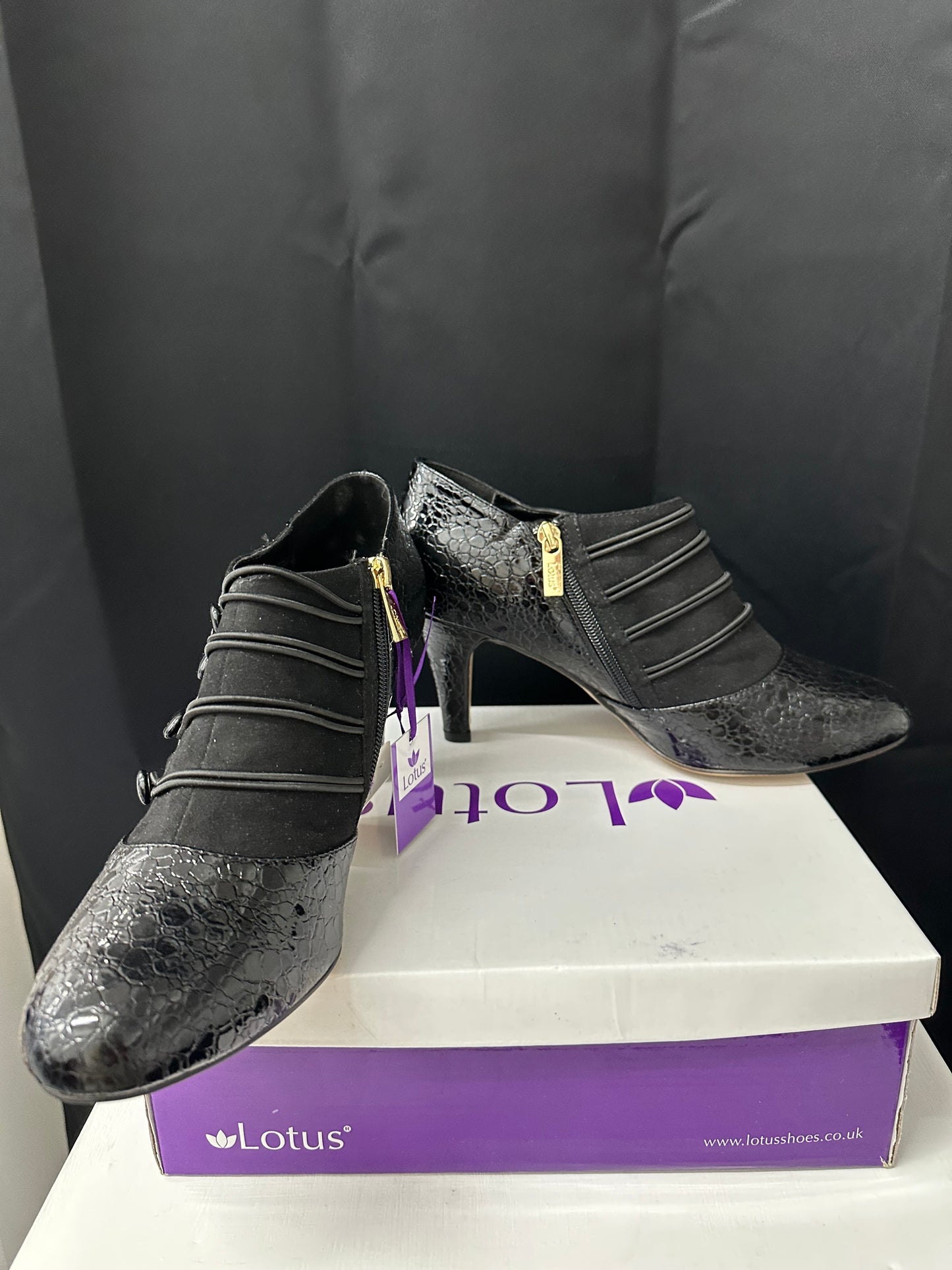 Lotus Ivy black patent leather shoes size 8 brand new