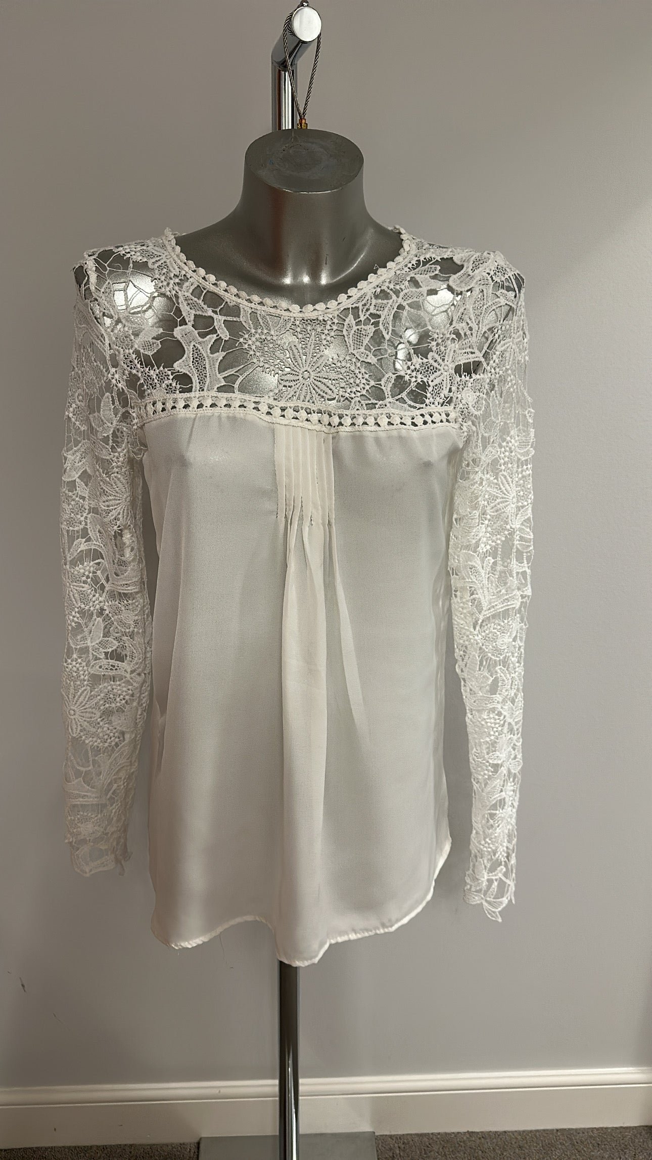 Off white lace sleeve blouse one size fitting upto size 12
