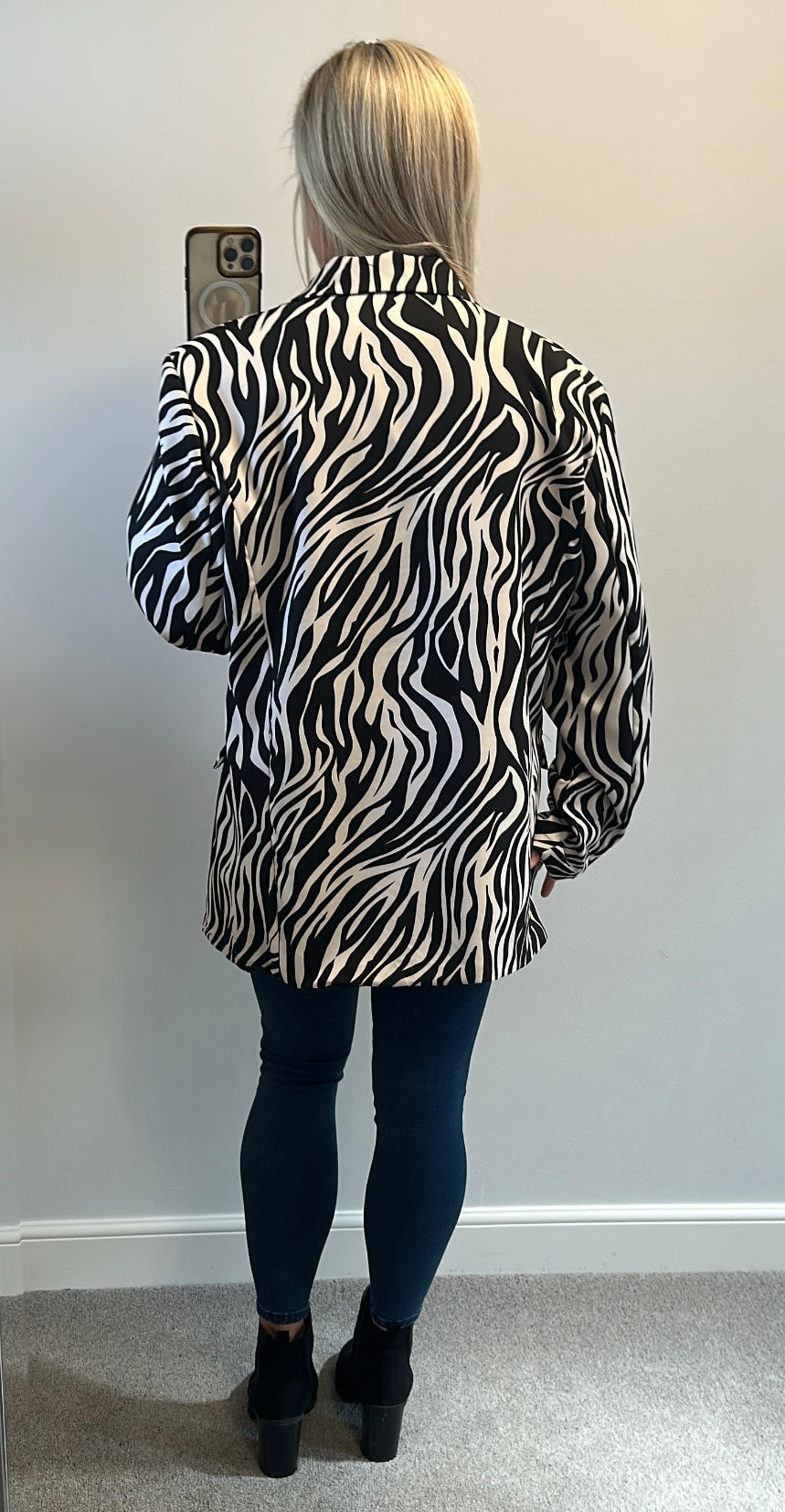Milanzi black and white print blazer size XL would fit 16 - 20