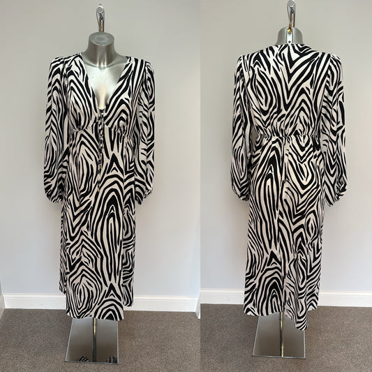 For all the love White / black print dress size 10
