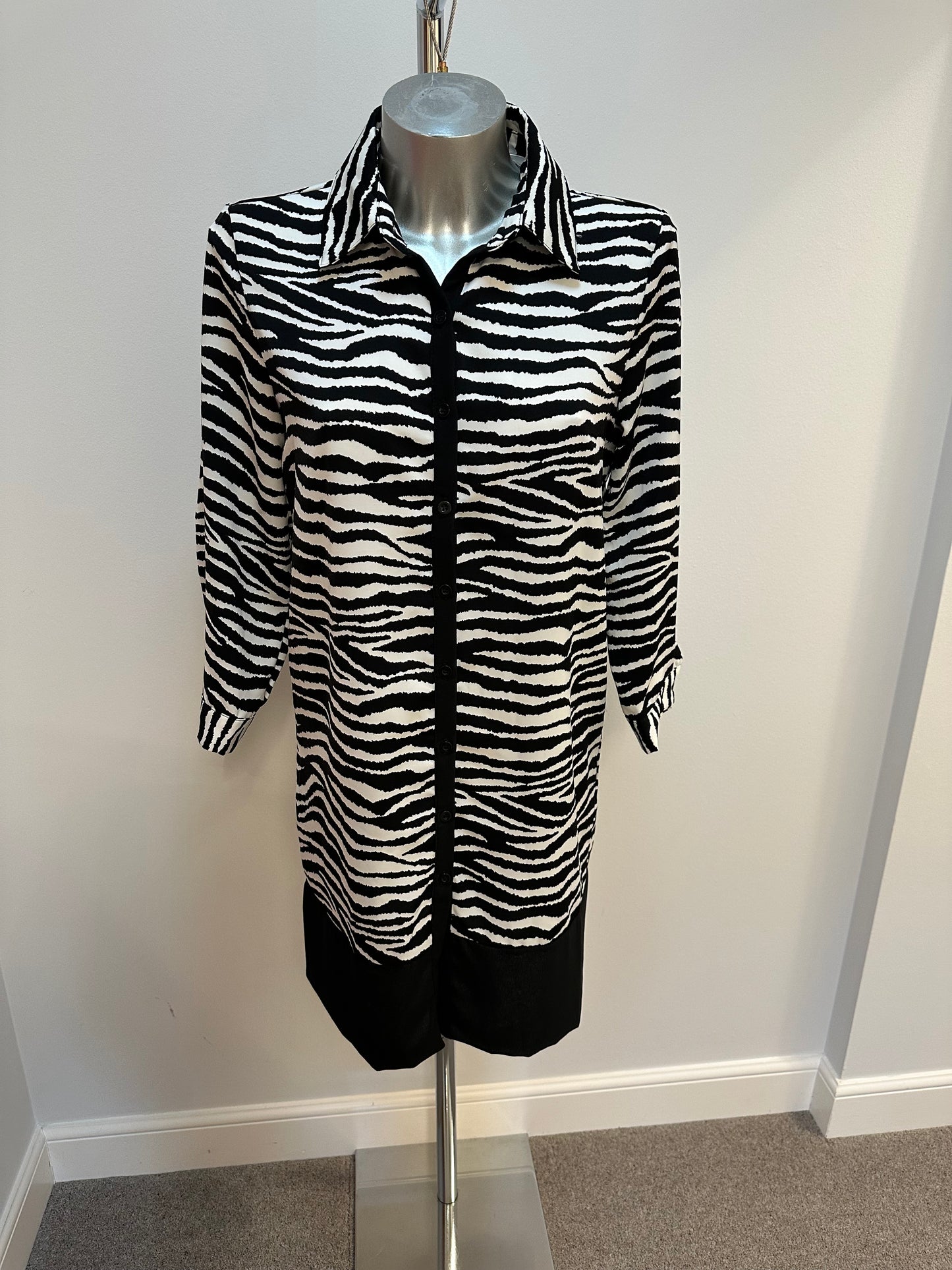 In vogue black and white zebra print shirt dress size S fitting upto size small 12