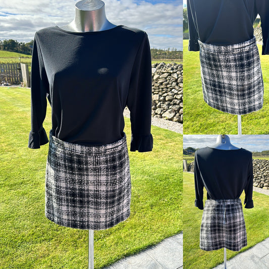 New look black / grey check knit skirt size 10