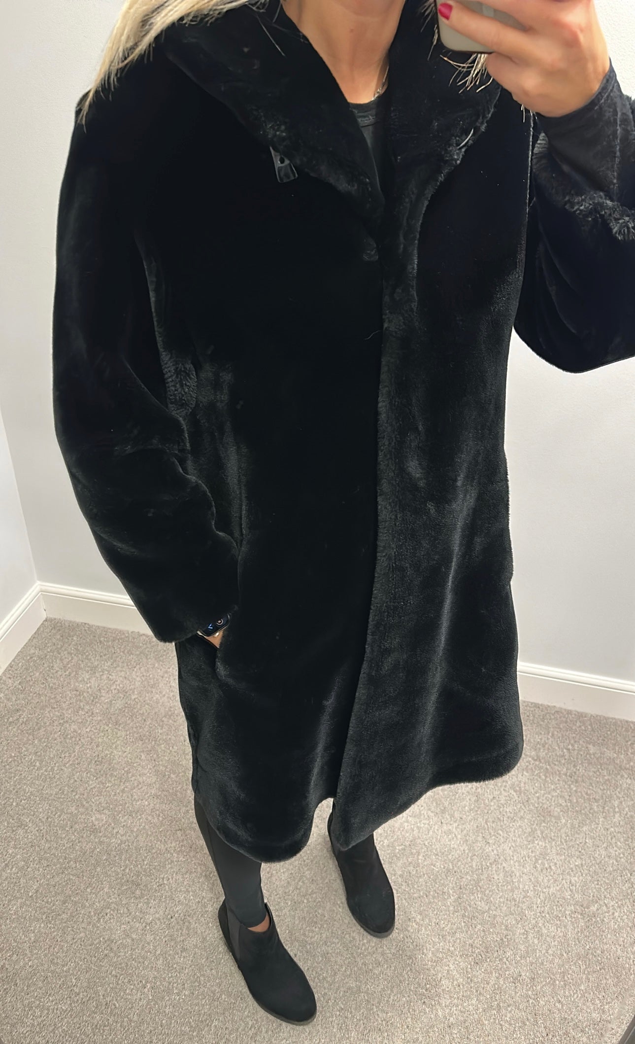 Donna DAMO Black faux fur jacket would fit upto size 12